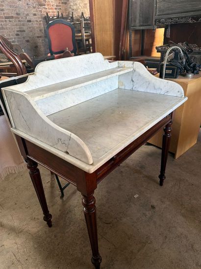 Table de toilette en acajou, plateau et galerie...