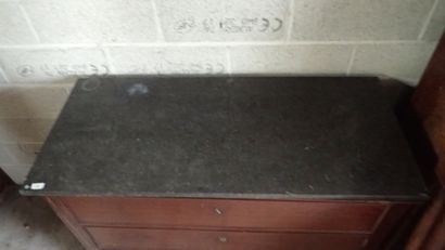 Commode en acajou et placage d'acajou, ouvrant...