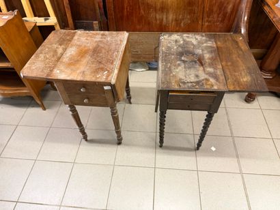 Deux tables de chevet en bois de placage,...