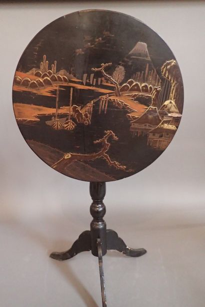 Guéridon rond en bois laqué, plateau basculant...