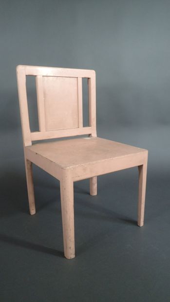 Chaise d'enfant en bois peint rose pâle reposant...