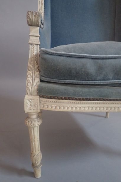 Bergère en bois rechampi gris à décor sculpté...