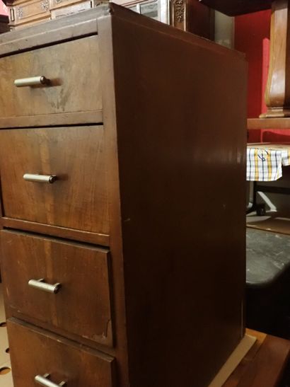 Bureau en placage de noyer ouvrant à caisson...
