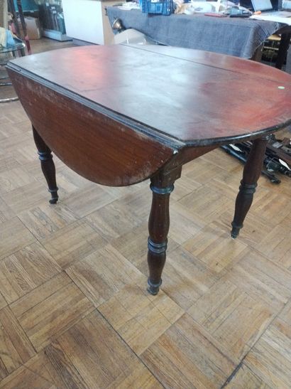 Table ronde à deux rabats en noyer, pieds...