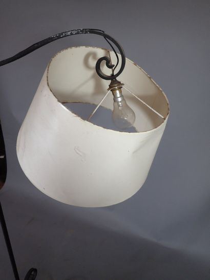 Lampadaire en fer à bras déporté à une lumière...