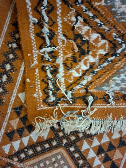 Paire de petits TAPIS en laine à décor géométrique...