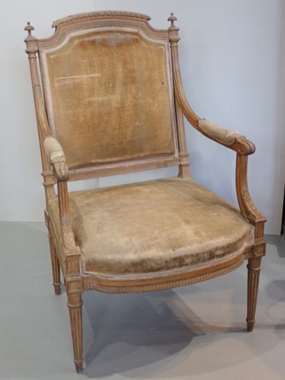 Fauteuil à la reine à chapeau de gendarme...