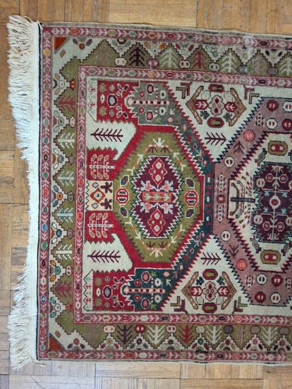 Petit TAPIS d'Orient en laine dans les tons...