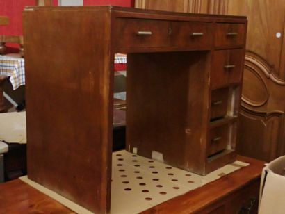 Bureau en placage de noyer ouvrant à caisson...