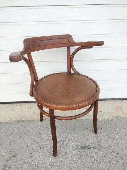 FISCHEL. Fauteuil de bistrot en bois thermocourbé,...