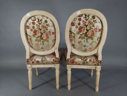 Paire de chaises/ chauffeuses, dossier médaillon,...