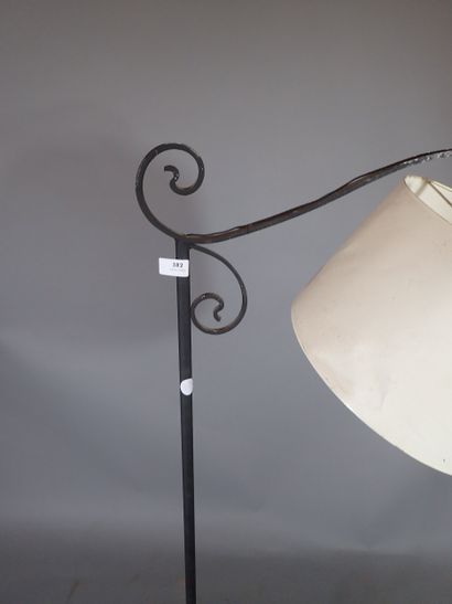 Lampadaire en fer à bras déporté à une lumière...