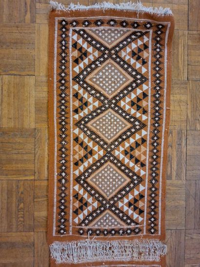 Paire de petits TAPIS en laine à décor géométrique...