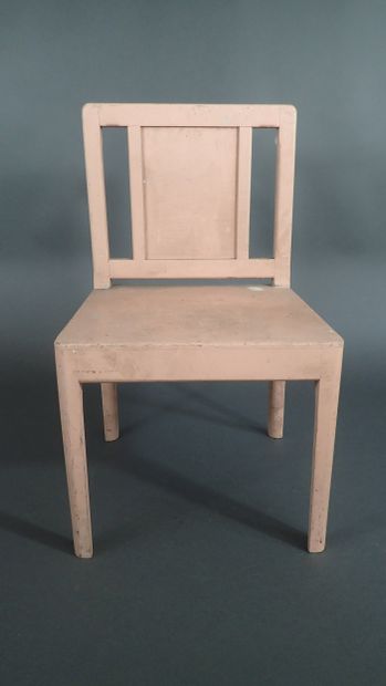 Chaise d'enfant en bois peint rose pâle reposant...