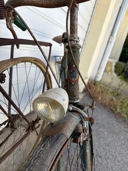 Ensemble de 3 bicyclettes dont les marques...