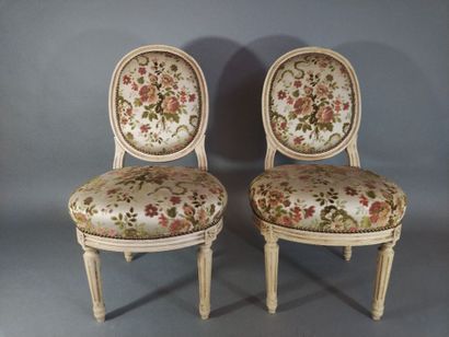 Paire de chaises/ chauffeuses, dossier médaillon,...