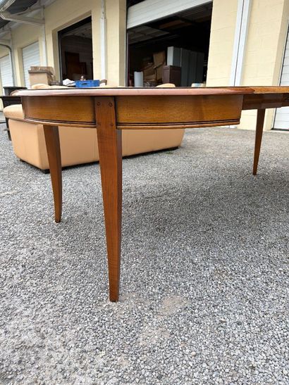 Table ronde en bois fruitier reposant sur...