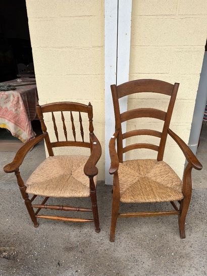 Paire de fauteuil à assise paillée, ois massif,...