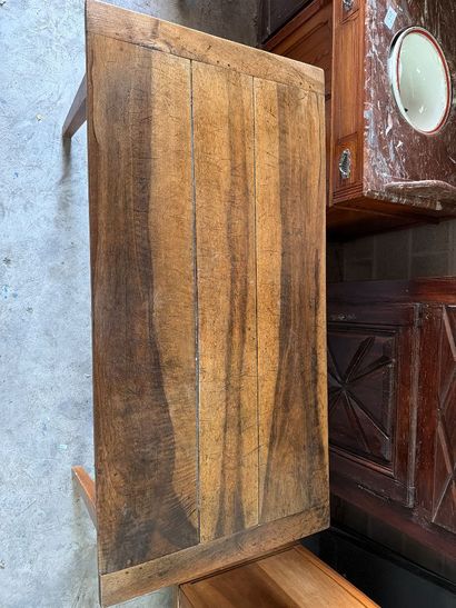 Bureau plat en bois fruitier à larges planches,...