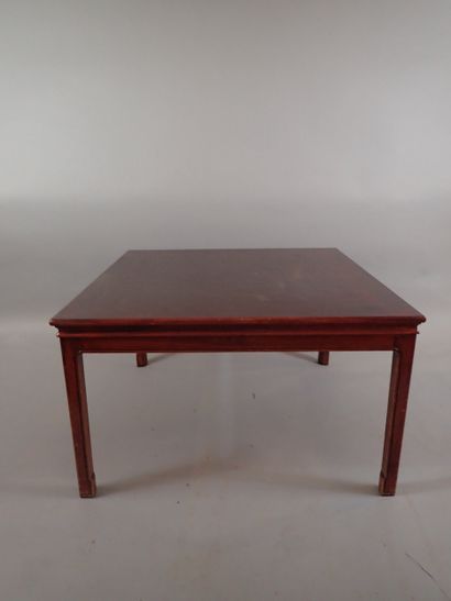 Table basse à quatre pieds droits en bois...