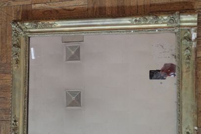 Miroir dans un cadre en bois stuqué doré...