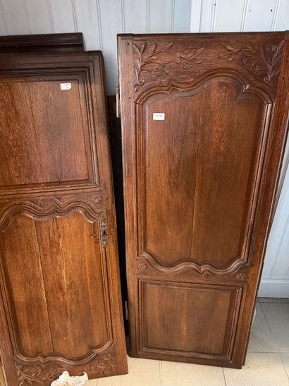 Armoire en chataîgner mouluré et sculpté...