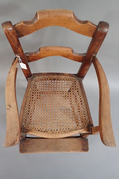 Chaise haute d'enfant en noyer avec son marche-pied,...