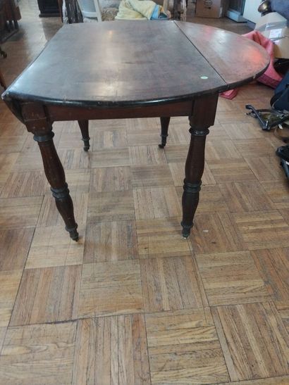 Table ronde à deux rabats en noyer, pieds...