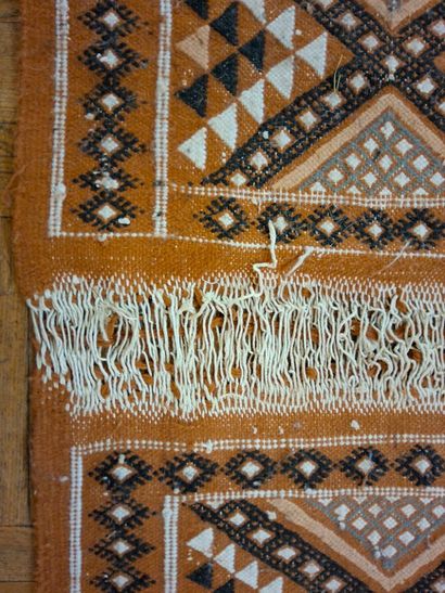 Paire de petits TAPIS en laine à décor géométrique...