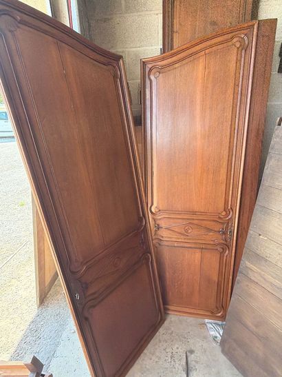 Grande armoire galbée en bois mouluré sculpté,...
