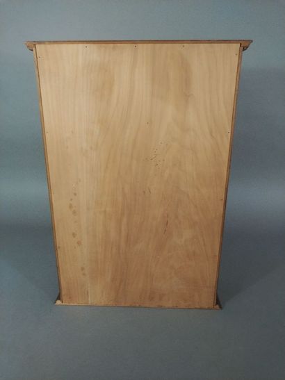 Petite armoire en noyer (haut. 59 cm ; prof....