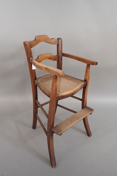 Chaise haute d'enfant en noyer avec son marche-pied,...