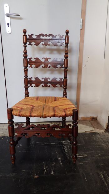 Chaise en bois tourné, montant à colonne,...
