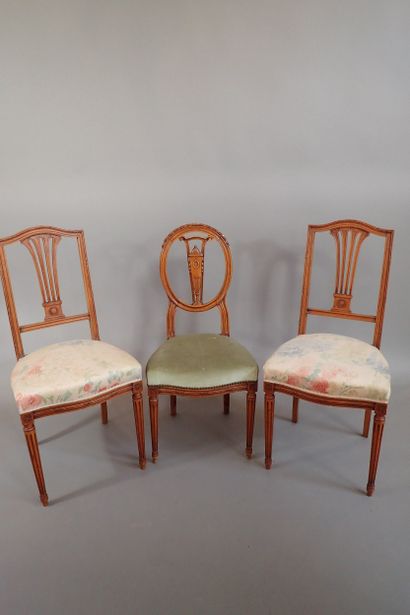 Paire de chaises en hêtre mouluré et sculpté...