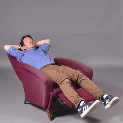 Fauteuil relax garni d'un tissu violet reposant...