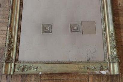 Miroir dans un cadre en bois stuqué doré...
