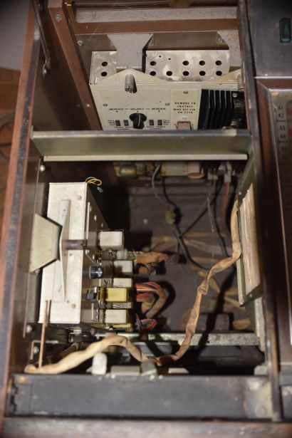WURLITZER, Juke box Cabaret en agloméré dissimulé...