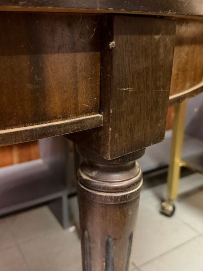 Table demi-lune en placage d'acajou reposant...