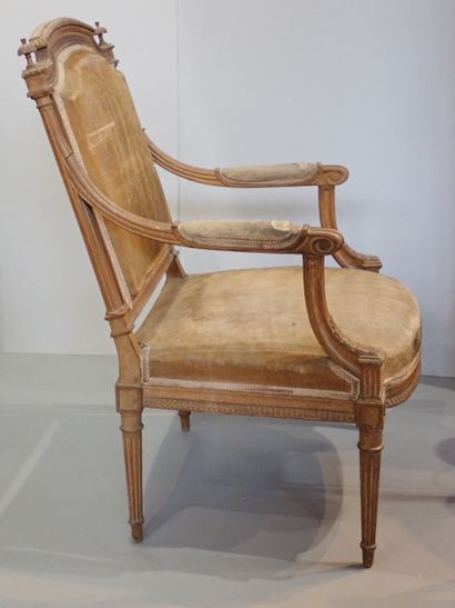 Fauteuil à la reine à chapeau de gendarme...