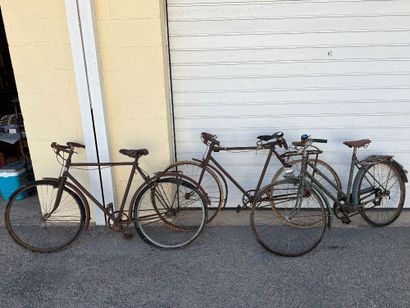 Ensemble de 3 bicyclettes dont les marques...