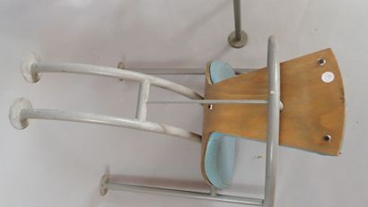 Paire de fauteuils à structure en métal tubulaire...