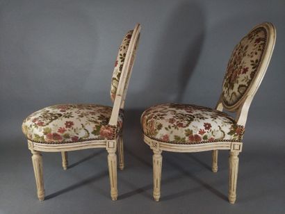 Paire de chaises/ chauffeuses, dossier médaillon,...