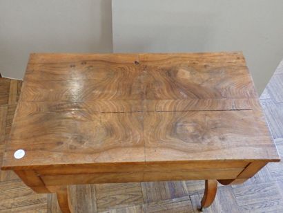 Table à ouvrage en noyer et placage de noyer...