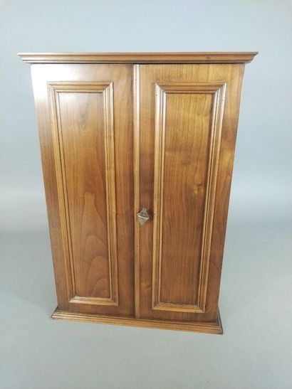 Petite armoire en noyer (haut. 59 cm ; prof....