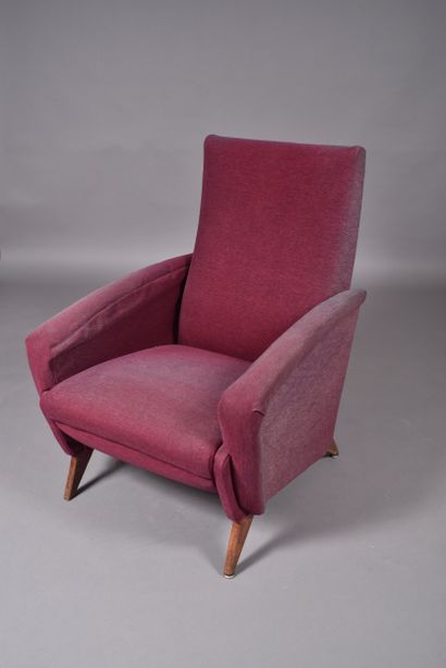 Fauteuil relax garni d'un tissu violet reposant...