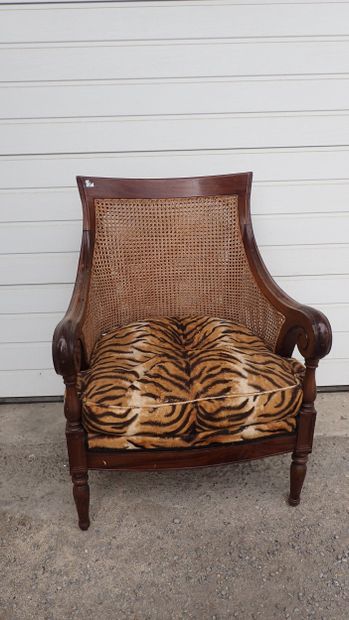Fauteuil en acajou mouluré et sculpté, les...