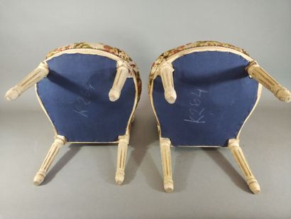 Paire de chaises/ chauffeuses, dossier médaillon,...