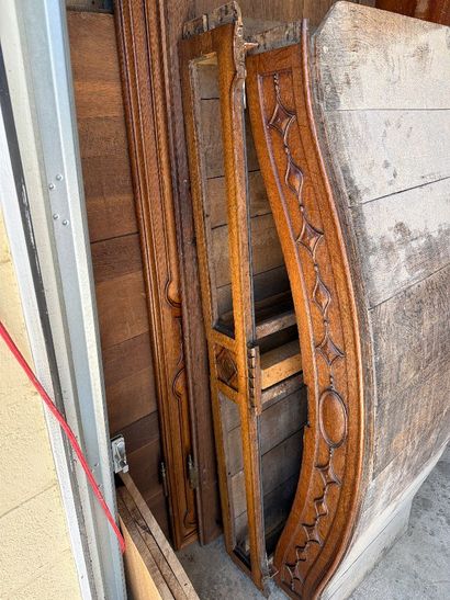Grande armoire galbée en bois mouluré sculpté,...