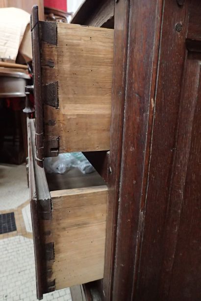 Commode en chêne ouvrant à quatre tiroirs...
