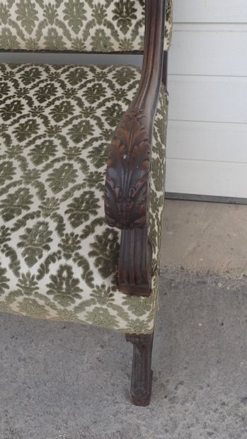 Fauteuil en noyer sculpté et mouluré, reposant...